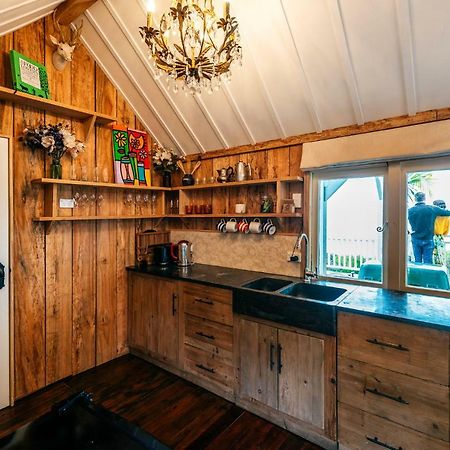 The Settlers Hut Villa Oneroa Buitenkant foto