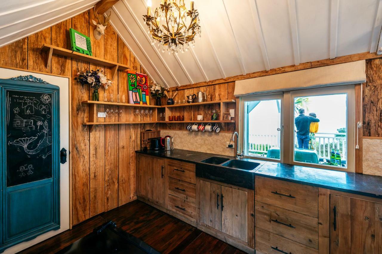 The Settlers Hut Villa Oneroa Buitenkant foto